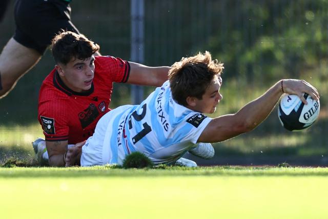 Racing 92's French fly-half Ugo Seunes (R) scores a try against Lyon's French fly-half Mathis Galeazzi (L) during the French Top14 rugby union match between Racing 92 and Lyon Olympique Universitaire (LOU) at the Stade Dominique Duvauchelle in Creteil, on the outskirts of Paris, on September 12, 2026. (Photo by Anne-Christine POUJOULAT / AFP)