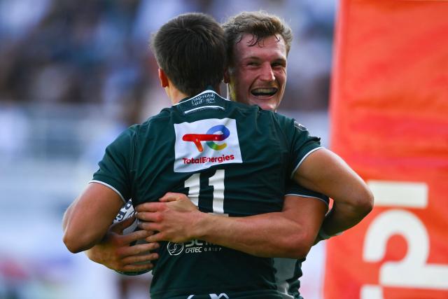 Pau's Portuguese Rodrigo Marta (L) celebrates with French center Emilien Gailleton (R) after scoring a try during the Top 14 rugby union match between Section Paloise and Aviron Bayonnais at Stade du Hameau in Pau on September 12, 2026. (Photo by Gaizka IROZ / AFP)