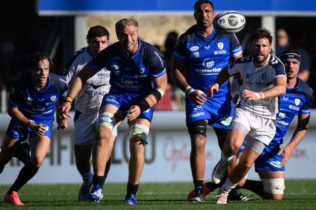 Players eye the ball during the French Top14 rugby union match between Rugby Club Vannetais (RCV, Vannes) and Montpellier Herault Rugby (MHR) at the Rabine Stadium in Vannes, western France, on September 12, 2026.  (Photo by Loic VENANCE / AFP)