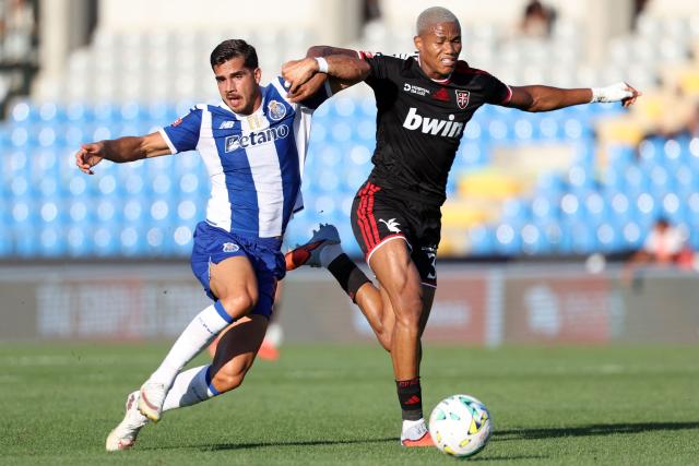 FC Porto's Portuguese forward #19 Andre Silva (L) and Casa Pia's Angolan defender #03 Kaly fight for the ball during the Portuguese League football match between Casa Pia AC and FC Porto at the Municipal Stadium in Rio Maior, on September 12, 2026. (Photo by PATRICIA DE MELO MOREIRA / AFP)