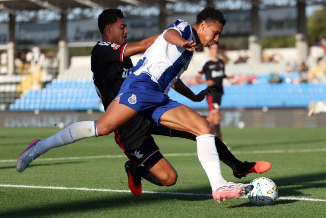 Casa Pia's Brazilian defender #43 David Souza (L) tackles FC Porto's Portuguese defender #20 Alberto Costa during the Portuguese League football match between Casa Pia AC and FC Porto at the Municipal Stadium in Rio Maior, on September 12, 2026. (Photo by PATRICIA DE MELO MOREIRA / AFP)
