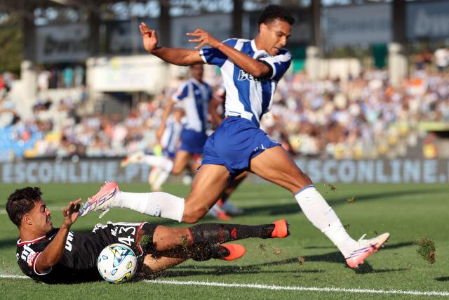 Casa Pia's Brazilian defender #43 David Souza (L) tackles FC Porto's Portuguese defender #20 Alberto Costa during the Portuguese League football match between Casa Pia AC and FC Porto at the Municipal Stadium in Rio Maior, on September 12, 2026. (Photo by PATRICIA DE MELO MOREIRA / AFP)