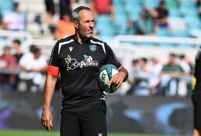 Pau's French head coach Sebastien Piqueronies looks on prior to the French Top 14 rugby union match between Section Paloise and Aviron Bayonnais at Stade du Hameau in Pau on September 12, 2026. (Photo by Gaizka IROZ / AFP)