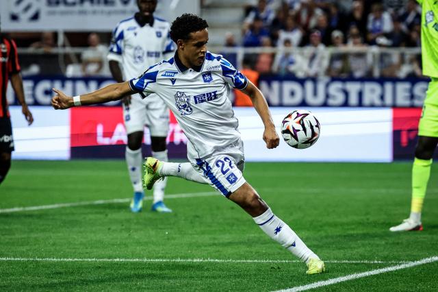 Auxerre's Norwegian defender #22 Fredrik Oppegard kicks the ball during the French L1 football match between AJ Auxerre and OGC Nice at the Stade de l'Abbe-Deschamps in Auxerre, central France, on September 12, 2026. (Photo by Simon Wohlfahrt / AFP)