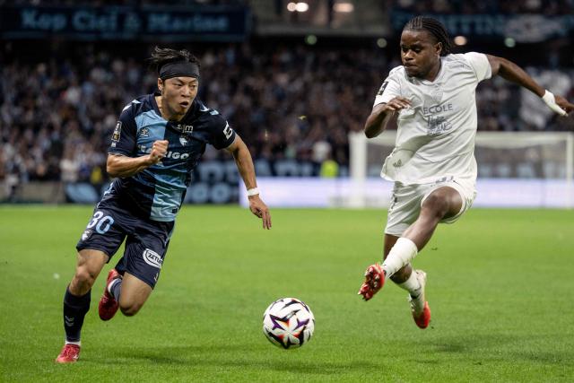 Le Havre's Japanese forward #30 Sota Nakamura (L) and Angers's French defender #17 Joseph Kalulu (R) fight for the ball during the French L1 football match between Le Havre AC and SCO Angers at the Stade Oceane in Le Havre, northwestern France, on September 12, 2026. (Photo by Guillaume SALIGOT / AFP)