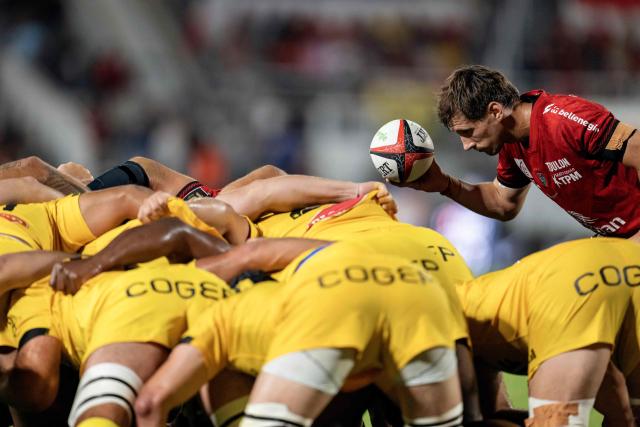 Toulon's French scrum-half Baptiste Serin passes the ball during a scrum-half during the Top 14 rugby union match between Toulon and La Rochelle at Stade Mayol in Toulon on September 12, 2026.  (Photo by Miguel MEDINA / AFP)