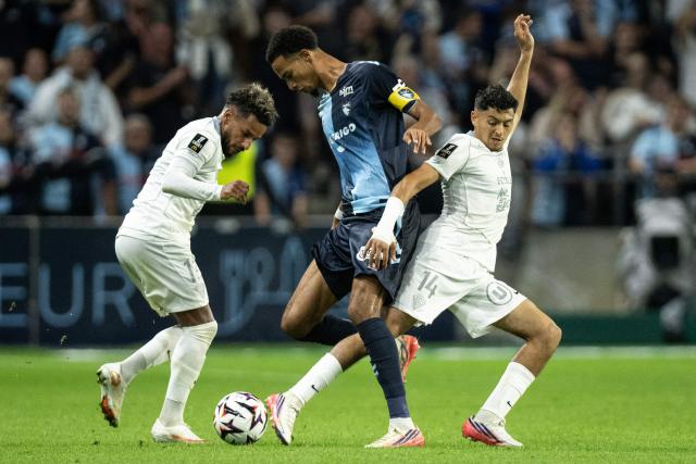 Le Havre's Moroccan midfielder #07 Amir Richardson (C) fights for the ball with Angers's Gabonese forward #18 Jim Allevinah (L) and Angers's Moroccan midfielder #14 Yassin Belkhdim (R) during the French L1 football match between Le Havre AC and SCO Angers at the Stade Oceane in Le Havre, northwestern France, on September 12, 2026. (Photo by Guillaume SALIGOT / AFP)