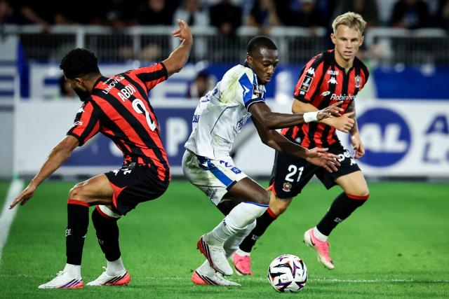 Auxerre's French defender #27 Lamine Sy fights for the ball with Nice’s Tunisian defender #02 Ali Abdi during the French L1 football match between AJ Auxerre and OGC Nice at the Stade de l'Abbe-Deschamps in Auxerre, central France, on September 12, 2026. (Photo by Simon Wohlfahrt / AFP)