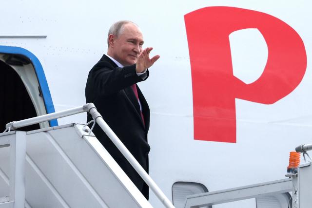 In this pool photograph distributed by the Russian state agency Sputnik, Russia's President Vladimir Putin waves as he embarks on a plane after attending the 18th BRICS Summit in New Delhi on September 13, 2026. (Photo by Alexander KAZAKOV / POOL / AFP) / ***Editor's note : this image is distributed by the Russian state owned agency Sputnik***