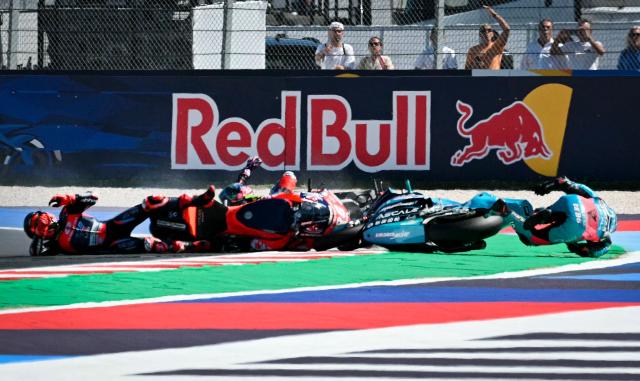 QJMOTOR - Green Power - MSI's Spanish rider Angel Piqueras (L) and CFMOTO Aspar European Privilege Team's Spanish rider Daniel Holgado crash during the San Marino Moto2 race at the Misano World Circuit Marco Simoncelli, in Misano Adriatico, northern Italy on September 13, 2026. (Photo by Andreas SOLARO / AFP)