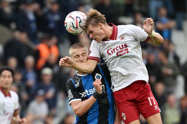 Club Brugge's Belgian forward Romeo Vermant (L) fights for the ball with Royal Antwerp's Belgian defender Semm Renders (R) during the Belgian Pro League football match between Club Brugge and Royal Antwerp FC at the Jan Breydel Stadium in Bruges on September 13, 2026. (Photo by Maarten STRAETEMANS / Belga / AFP) / Belgium OUT