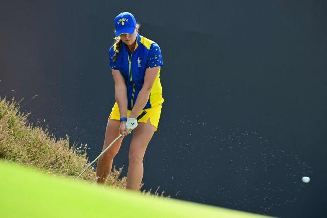 Team Europe’s English golfer Mimi Rhodes chips from the rough during play in her singles match against US teams golfer Nelly Korda on the final day of the 2026 Solheim Cup biennial team golf competition on The Bernardus Golf Course at Cromvoirt, some 80kms south-east of Rotterdam on September 13, 2026. (Photo by NICOLAS TUCAT / AFP)