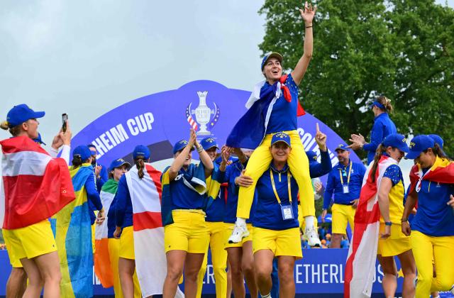 Team Europe’s players including French golfer Nastasia Nadaud (C) celebrate with the trophy after victory on the final day of the 2026 Solheim Cup biennial team golf competition on The Bernardus Golf Course at Cromvoirt, some 80kms south-east of Rotterdam on September 13, 2026. (Photo by NICOLAS TUCAT / AFP)