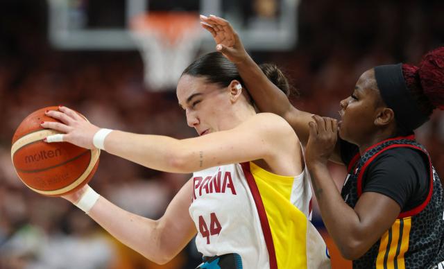 Spain's point guard #44 Iyana Martin and Germany's point guard #01 Alexis Peterson vie for the ball during the 2026 FIBA Women's Basketball World Cup third place game between Spain and Germany in Berlin on September 13, 2026. (Photo by Odd ANDERSEN / AFP)