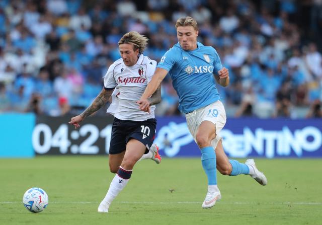 Bologna's Italian forward #10 Federico Bernardeschi fights for the ball with Napoli's Danish forward #19 Rasmus  Hojlund during the Italian Serie A football match SSC Napoli vs Bologna FC 1909 at the Diego Armando Maradona Stadium on September 13, 2026. (Photo by CARLO HERMANN / AFP)