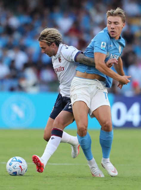 Bologna's Italian forward #10 Federico Bernardeschi fights for the ball with Napoli's Danish forward #19 Rasmus  Hojlund during the Italian Serie A football match SSC Napoli vs Bologna FC 1909 at the Diego Armando Maradona Stadium on September 13, 2026. (Photo by CARLO HERMANN / AFP)