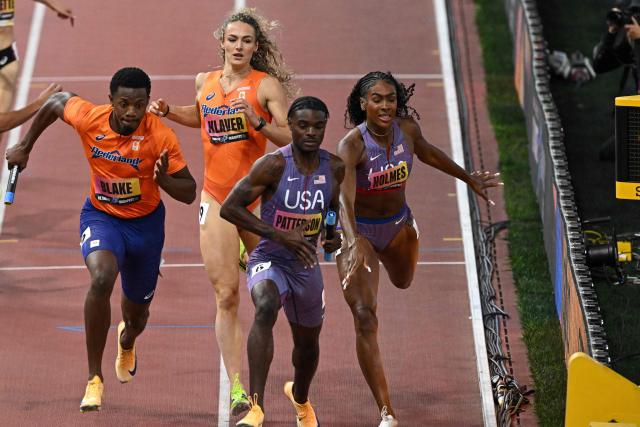 US' Alexis Holmes (R) hands over to US' Jacory Patterson as Netherlands' Lieke Klaver hands over to Netherlands' Keenan Blake (L) in mixed's relay 4x400m final during the World Athletics Ultimate Championship at the Gyula Zsivotzky National Athletics Centre, in Budapest on September 13, 2026. (Photo by Attila KISBENEDEK / AFP)