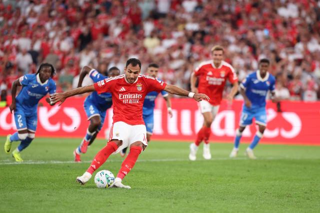 Benfica's Greek forward #14 Vangelis Pavlidis scores his team's second goal from the penalty spot during the Portuguese League football match between SL Benfica and Gil Vicente FC at Estadio da Luz in Lisbon on September 13, 2026. (Photo by Patricia de Melo Moreira / AFP)
