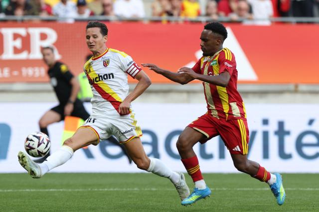 Lens' French forward #10 Florian Thauvin (L) shoots towards goal under pressure from Le Mans' French defender #22 Lucas Calodat (R) during the French L1 football match between Le Mans and Lens at "Marie Marvingt" Stadium in Le Mans on September 13, 2026. (Photo by Alain JOCARD / AFP)