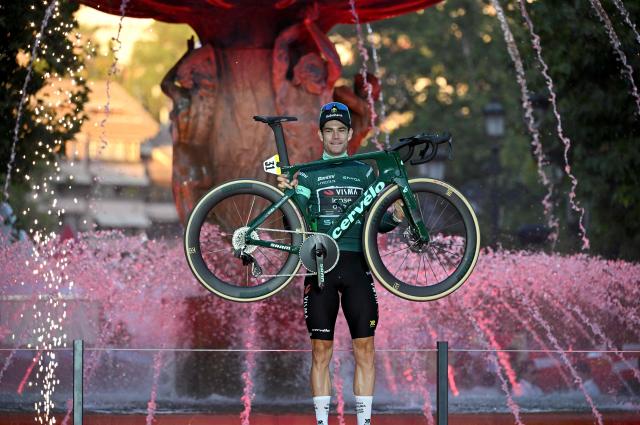 Team Visma-Lease a bike's Belgian rider Wout van Aert celebrates on the podium wearing the points leader's green jersey after the Vuelta a Espana 2026 cycling tour, a race over 3.275 kms in 21 stages and ending in Granada, on September 13, 2026. (Photo by JORGE GUERRERO / AFP)