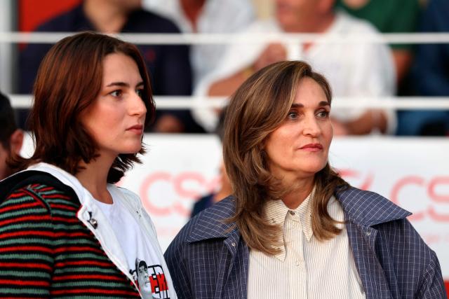 Brest's former coach Eric Roy's widow Loetitia Roy (R) and daughter Victoria-Rose Roy arrive to attend the French L1 football match between Stade Brestois 29 and Paris Saint-Germain (PSG) at the Stade Francis-Le Ble in Brest on September 13, 2026.  (Photo by FRED TANNEAU / AFP)