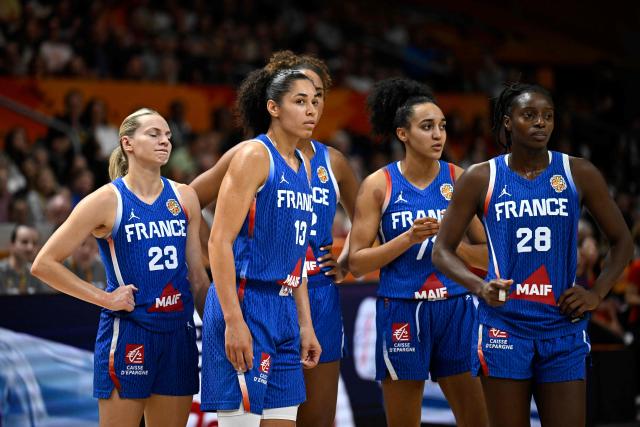 France's team reacts during the 2026 FIBA Women’s Basketball World Cup final game between the United States and France in Berlin on September 13, 2026. (Photo by Tobias SCHWARZ / AFP)