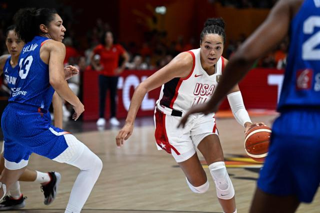 USA's small forward #11 Napheesa Collier (C) plays the ball during the 2026 FIBA Women’s Basketball World Cup final game between the United States and France in Berlin on September 13, 2026. (Photo by Tobias SCHWARZ / AFP)