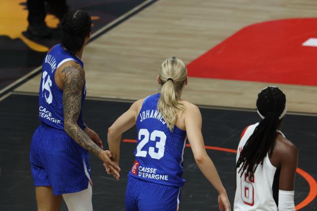 France's forward #15 Gabby Williams and France's shooting guard #23 Marine Johannes gestures during the 2026 FIBA Women’s Basketball World Cup final game between the United States and France in Berlin on September 13, 2026. (Photo by Odd ANDERSEN / AFP)