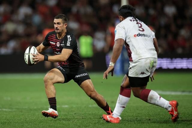 Toulouse's French full-back Thomas Ramos (L) runs with the ball during the French Top 14 rugby union match between Stade Toulousain and Bordeaux-Begles at the Stade Ernest-Wallon in Toulouse, southwestern France on September 13, 2026.  (Photo by Valentine CHAPUIS / AFP)