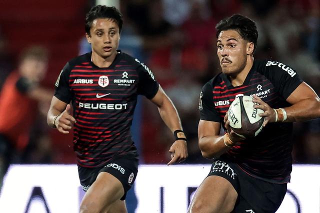 Toulouse's French centre Kalvin Gourgues (C) runs with the ball during the French Top 14 rugby union match between Stade Toulousain and Bordeaux-Begles at the Stade Ernest-Wallon in Toulouse, southwestern France on September 13, 2026.  (Photo by Valentine CHAPUIS / AFP)