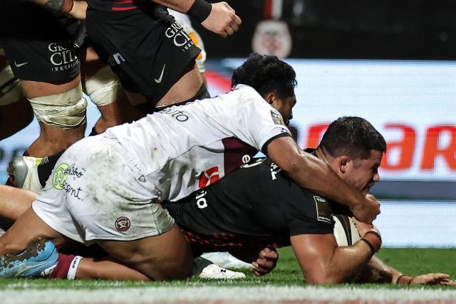 Toulouse's French hooker Julien Marchand (R) scores a try during the French Top 14 rugby union match between Stade Toulousain and Bordeaux-Begles at the Stade Ernest-Wallon in Toulouse, southwestern France on September 13, 2026.  (Photo by Valentine CHAPUIS / AFP)