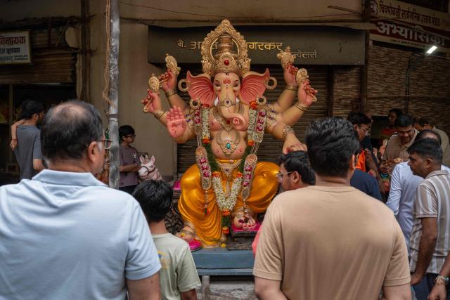 Devotees prepare to transport an idol of Hindu deity Ganesha from a workshop, on the occasion of ‘Ganesh Chaturthi’ festival in Mumbai on September 14, 2026. (Photo by Punit PARANJPE / AFP)