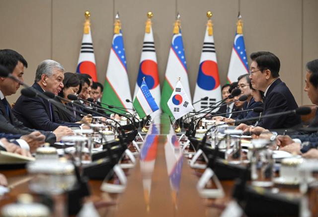 Uzbekistan's President Shavkat Mirziyoyev (2nd L) talks with South Korea's President Lee Jae Myung (2nd R) during their meeting at the presidential Blue House in Seoul on September 14, 2026, on the sidelines of the 1st Korea-Central Asia Summit. (Photo by JUNG YEON-JE / POOL / AFP)