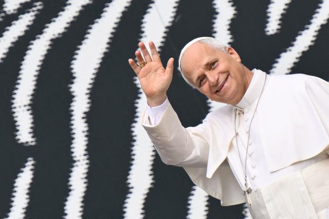Pope Leo XIV waves as he arrives to inaugurate the first chapter of the exhibition cycle "Catastrophe and Wonder" entitled "AQVA", at the Vatican Apostolic Library on September 14, 2026. (Photo by Alberto PIZZOLI / AFP)