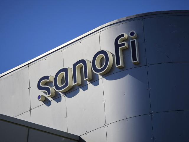 (FILES) This photo shows logo of the Sanofi laboratory in Tours on March 18, 2025. French multinational pharmaceutical company Sanofi is to acquire a 26.4 per cent stake in the German pharmaceutical company Cheplapharm and sell three factories to them. (Photo by GUILLAUME SOUVANT / AFP)