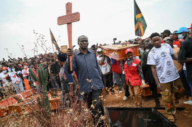 TOPSHOT - Bafunyembaka Lusirha arrives at Ruzizi cemetery carrying the cross of his daughter, Mugoli Bafunyembaka, 9, who died in the fire. He is preparing to take part in her collective burial, following the official funeral ceremony for the children who died in the blaze in Bukavu, on September 14, 2026. A fire and stampede at a school in the eastern Democratic Republic of Congo killed at least 26 children, the UN children's agency said on Friday, with some pupils leaping from windows on high floors to escape the carnage. (Photo by Jospin Mwisha / AFP)
