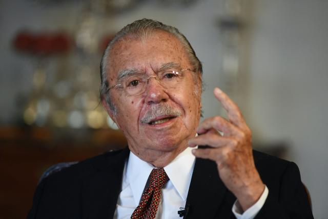 (FILES) Former Brazilian President (1985-1990) Jose Sarney gestures during an interview with AFP at his home in Brasilia, on March 19, 2021, days before the 30th anniversary of the MERCOSUR economic bloc. Brazil's first civilian president after military rule, Jose Sarney, 96, has been hospitalized with pneumonia and is in a "stable" condition, a hospital in the northeast of the country told AFP on September 14, 2026. (Photo by EVARISTO SA / AFP)