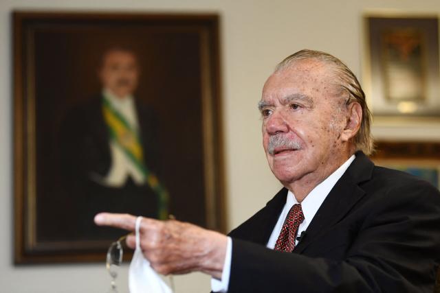 (FILES) Former Brazilian President (1985-1990) Jose Sarney gestures during an interview with AFP at his home in Brasilia, on March 19, 2021, days before the 30th anniversary of the MERCOSUR economic bloc. Brazil's first civilian president after military rule, Jose Sarney, 96, has been hospitalized with pneumonia and is in a "stable" condition, a hospital in the northeast of the country told AFP on September 14, 2026. (Photo by EVARISTO SA / AFP)