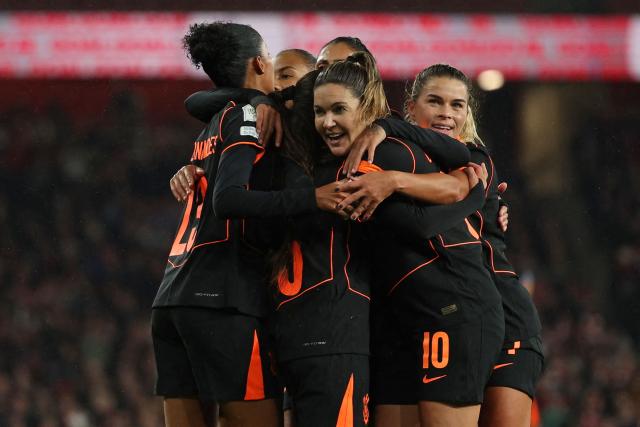 (FILES) Corinthians' Brazilian midfielder #10 Gabi Zanotti (2R) celebrates with teammates after scoring their first goal during the FIFA Women's Champions Cup final football match between Arsenal and Corinthians at the Emirates Stadium in London on February 1, 2026. Brazil's Corinthians, the dominant force in South American women's football, tops the "group of death" in the 2026 Copa Libertadores, which will be held in Quito in October, according to the draw held in Paraguay on September 14. (Photo by Adrian Dennis / AFP)