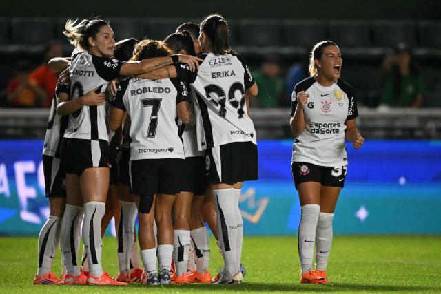 (FILES) Corinthians' players celebrate the first goal scored by midfielder #20 Mariza during the 2025 Women's Copa Libertadores quarter-final football match between Brazil's Corinthians and Brazil's Ferroviaria at the Florencio Sola Stadium in Banfield, Buenos Aires province on October 15, 2025. Brazil's Corinthians, the dominant force in South American women's football, tops the "group of death" in the 2026 Copa Libertadores, which will be held in Quito in October, according to the draw held in Paraguay on September 14. (Photo by Luis ROBAYO / AFP)