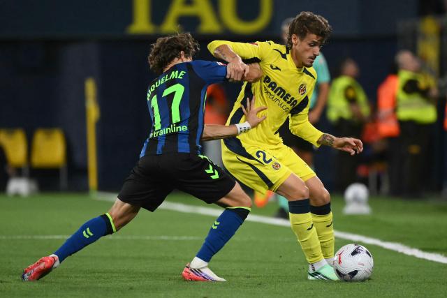 Villarreal's Spanish defender #20 Carlos Romero (R) is challenged by Real Betis' Spanish forward #17 Rodrigo Riquelme during the Spanish league football match between Villarreal CF and Real Betis at La Ceramica Stadium in Vila-real on September 14, 2026. (Photo by JOSE JORDAN / AFP)