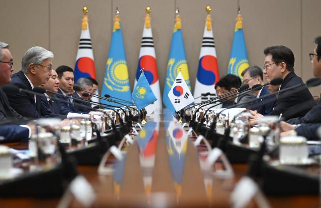 Kazakhstan's President Kassym-Jomart Tokayev (2nd L) talks with South Korea's President Lee Jae Myung (2nd R) during their meeting at the presidential Blue House in Seoul on September 15, 2026, on the sidelines of the First Korea-Central Asia Summit 2026. (Photo by JUNG YEON-JE / POOL / AFP)