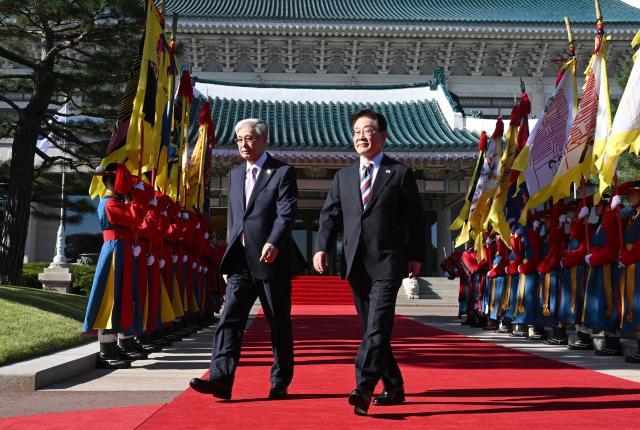 Kazakhstan's President Kassym-Jomart Tokayev (L) and South Korea's President Lee Jae Myung (R) attend a welcoming ceremony at the presidential Blue House in Seoul on September 15, 2026, on the sidelines of the First Korea-Central Asia Summit 2026. (Photo by JUNG YEON-JE / POOL / AFP)