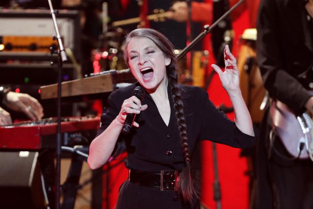 (FILES) French singer and musician Catherine Ringer performs on stage during the 33rd Victoires de la Musique, the annual French music awards ceremony, on February 9, 2018 at the Seine Musicale concert hall in Boulogne-Billancourt, on the outskirts of Paris. Catherine Ringer, lead singer of the legendary duo Les Rita Mitsouko, died of cancer at the age of 68, her children told AFP on September 15, 2026. (Photo by Thomas SAMSON / AFP)