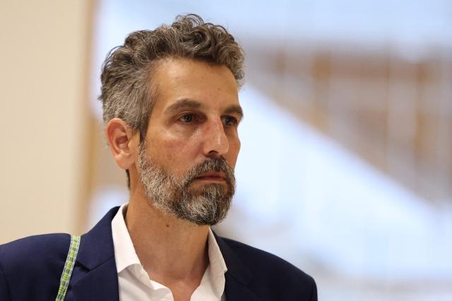 Defendant Fabrice Steriti arrives for the opening of the trial of Remy Daillet's alleged far-right conspiracist group, held on charges of criminal association in relation to a terrorist enterprise and the 2021 kidnapping of an eight-year-old girl, at the Paris courthouse in the Batignolles district, in Paris on September 15, 2026. (Photo by SIMON WOHLFAHRT / AFP)