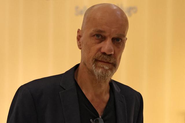 Defendant Sylvain Petit arrives for the opening of the trial of Remy Daillet's alleged far-right conspiracist group, held on charges of criminal association in relation to a terrorist enterprise and the 2021 kidnapping of an eight-year-old girl, at the Paris courthouse in the Batignolles district, in Paris on September 15, 2026. (Photo by SIMON WOHLFAHRT / AFP)