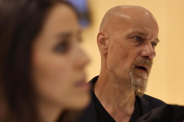Defendant Sylvain Petit arrives for the opening of the trial of Remy Daillet's alleged far-right conspiracist group, held on charges of criminal association in relation to a terrorist enterprise and the 2021 kidnapping of an eight-year-old girl, at the Paris courthouse in the Batignolles district, in Paris on September 15, 2026. (Photo by SIMON WOHLFAHRT / AFP)