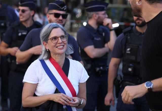 French green Party Les Ecologistes MP Sandrine Rousseau takes part in a demonstration at the call of a nationwide union and student organizations coalition to demand more funding and staff for public higher education and research, in Paris on September 15, 2026. The future of France's public higher education and research is back in the public debate, fuelled by several reports recommending higher tuition fees and causing concern in parts of the academic world. (Photo by Kenzo TRIBOUILLARD / AFP)