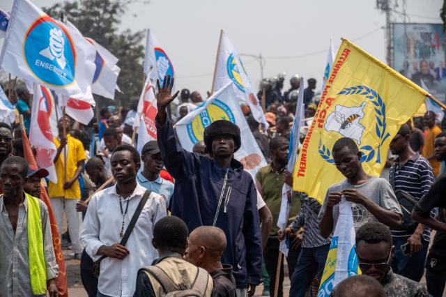 Demonstrators wave flags during an opposition march against a possible change to the Constitution, in Kinshasa, on September 15, 2026. Clashes broke out on Tuesday and a demonstration was dispersed in the DRC, where the opposition had called for a day of mobilization in several major cities against a proposed constitutional change, an AFP correspondent observed.
In the Democratic Republic of Congo (DRC), the main opposition parties have formed a coalition to block a constitutional amendment project put forward by the ruling majority, which could allow the Congolese president, elected in 2019 and re-elected in 2023, to seek a third term.
This coalition, dubbed “C64,” called for a nationwide day of mobilization on Tuesday, but analysts doubt its real capacity to rally people. (Photo by Hardy BOPE / AFP)