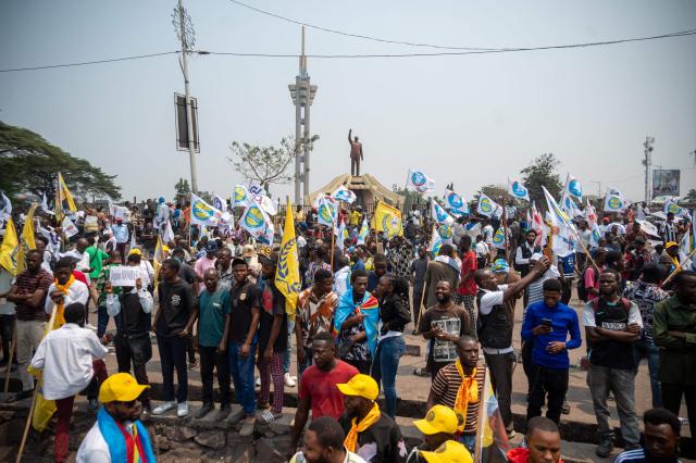 Demonstrators wave flags during an opposition march against a possible change to the Constitution, in Kinshasa, on September 15, 2026. Clashes broke out on Tuesday and a demonstration was dispersed in the DRC, where the opposition had called for a day of mobilization in several major cities against a proposed constitutional change, an AFP correspondent observed.
In the Democratic Republic of Congo (DRC), the main opposition parties have formed a coalition to block a constitutional amendment project put forward by the ruling majority, which could allow the Congolese president, elected in 2019 and re-elected in 2023, to seek a third term.
This coalition, dubbed “C64,” called for a nationwide day of mobilization on Tuesday, but analysts doubt its real capacity to rally people. (Photo by Hardy BOPE / AFP)